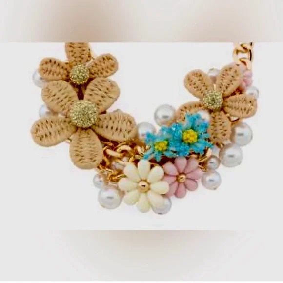 New BETSEY JOHNSON Gold Plated Flower Bib Necklace - Picture 3 of 9